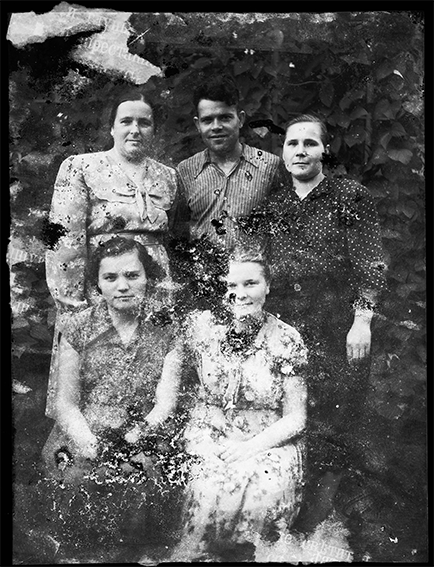 Maxim Dondyuk: Chornobyl Archives. In der Sperrzone geborgenes Familienfoto