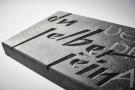 Steinplatte mit eingekerbter Schrift