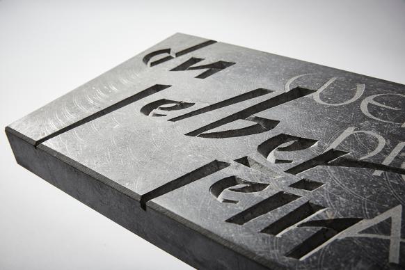 Steinplatte mit eingekerbter Schrift
