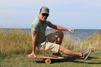 ein Mann balanciert auf eine Balance-Board