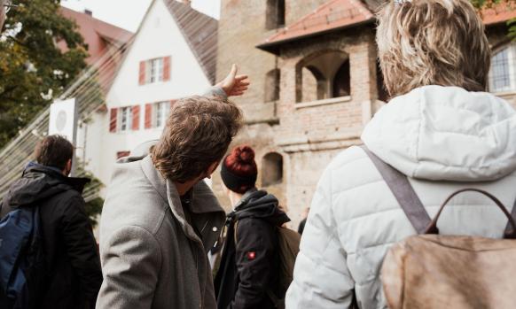 Gruppe von Teilnehmern an einer Stadtführung mit Gästeführer