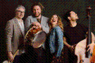 drei Musiker und eine Musikerin mit Instrumenten