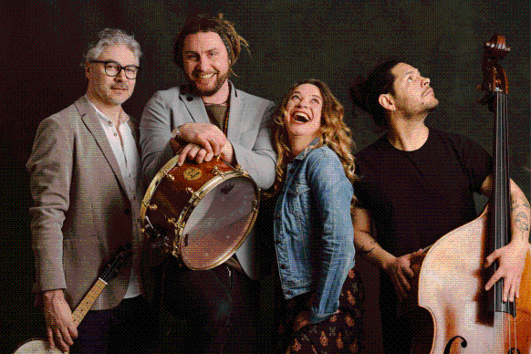 drei Musiker und eine Musikerin mit Instrumenten