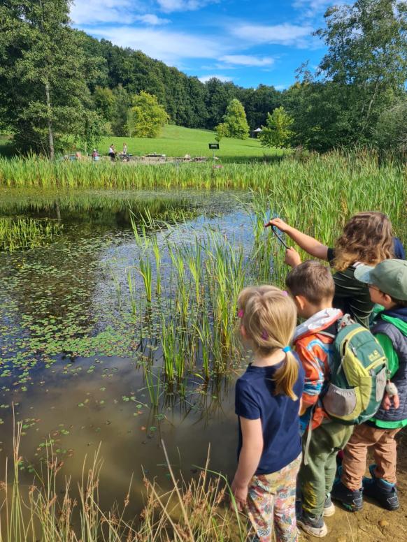 Kinder am Teich