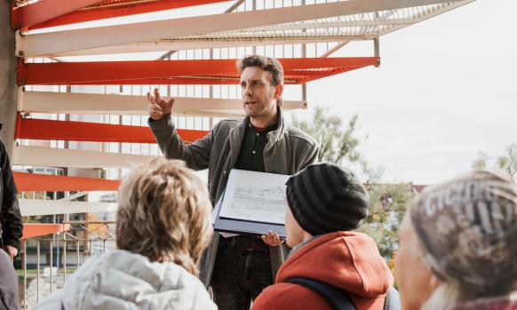 Gästeführer Jörg Zenker mit Gruppe von Gästen