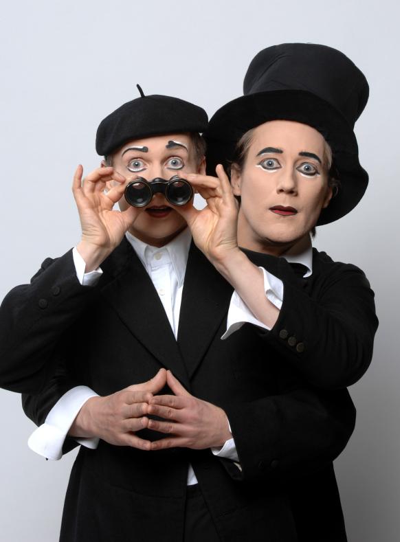 Zwei Komiker mit einem Fernglas