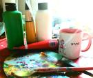 Tasse und Farbtuben