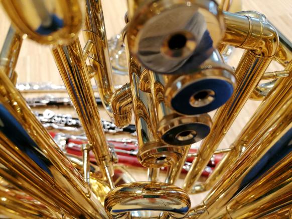 Blasinstrumente durch die Rohre einer Tuba