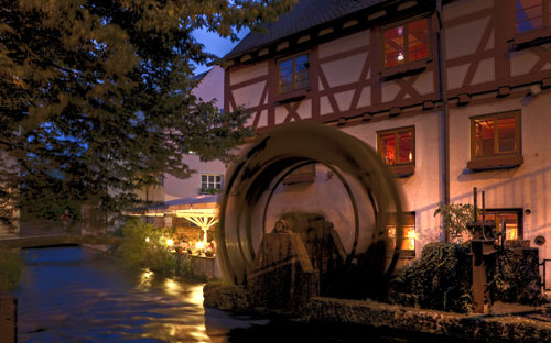 Ulmer Altstadt am Abend mit Beleuchtung