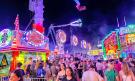 Volksfest bei Dunkelheit, Menschenmenge