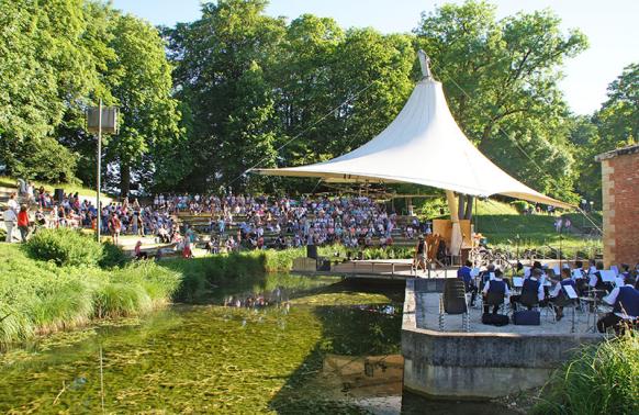 Open-Air-Konzert auf der Veranstaltungsb&uuml;hne im Glacis-Park