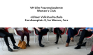 Ein Foto  von Frauen die in einem Halbkreis auf Stühlen sitzen. Es sind nur die Beine sichtbar.