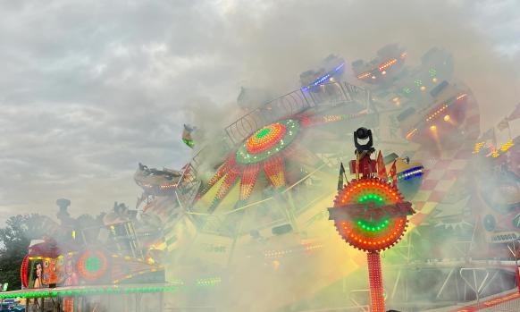 Fahrgeschäft in Nebel gehüllt