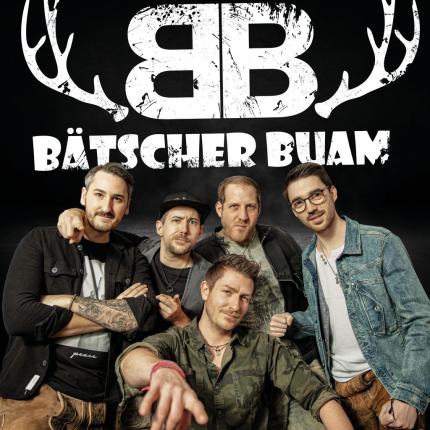 Bandplakat mit den f&uuml;nf jungen, m&auml;nnlichen Musikern. Das Bandlogo &auml;hnelt einem Hirschgeweih und weist auch auf alpenl&auml;ndische Partyhits hin.