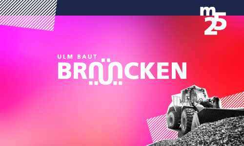 Ausstellungstitel "Ulm baut Br&uuml;cke"n auf farbigem Hintergrund. Rechts unten ein Bagger. Rechts oben das Logo des m25.
