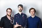 Bandfoto "CHARLOTTE": Die drei Bandmitglieder mit Luftschlangen und Konfetti