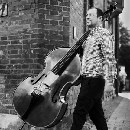 Johannes Ochsenbauer mit einem Kontrabass