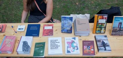 Büchertisch mit verschiedenen Büchern