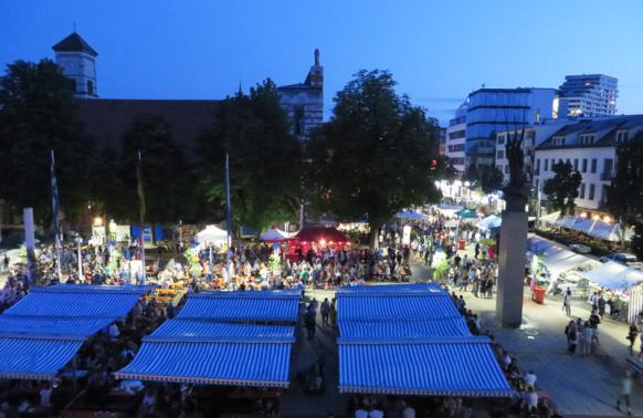 Blick auf das Stadtfest auf dem Rathausplatz und in der Augsburger Straße bei Nacht