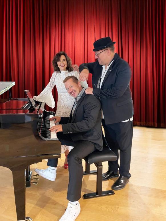 Das knudsen fessele streit trio am Klavier