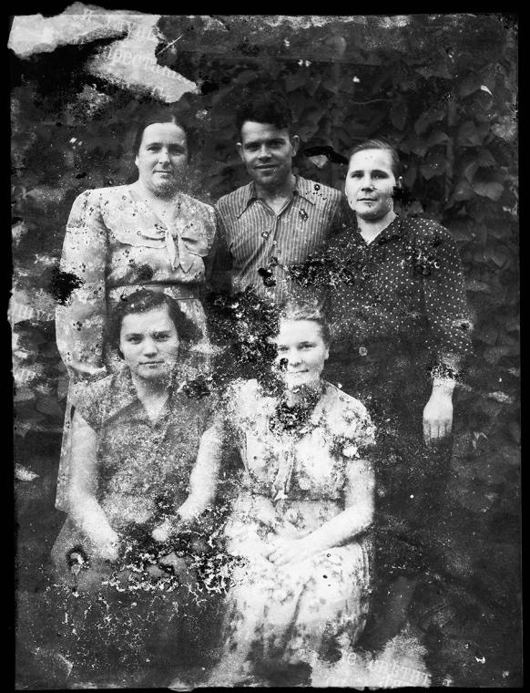 Familienfoto, gefunden von Maxim Dondyuk im Dorf Ilovnitsa in der Sperrzone von Tschernobyl