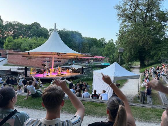 Open-Air-Konzert auf der Veranstaltungsb&uuml;hne im Neu-Ulmer Glacis-Park