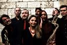 Bandfoto BRASSED ARTS: Die acht Bandmitglieder mit Blechblasinstrumenten