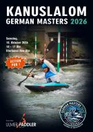 Kanutin mit blauem Boot und blauem Helm f&auml;hrt auf gewelltem Wasser durch gr&uuml;n-wei&szlig; gestreifte Torstangen.