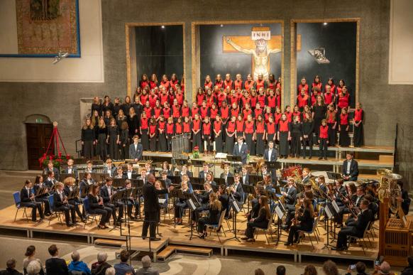 Ulmer Spatzenchor und großes Orchester der Jungen Bläserphilharmonie Ulm