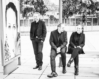Nic Diamond & the mellow tunes an einer Haltestelle