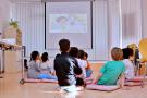 Kindern wird vorgelesen