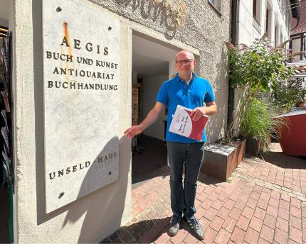 Gerd Xeller bei der Führung vor der AEGIS Buchhandlung