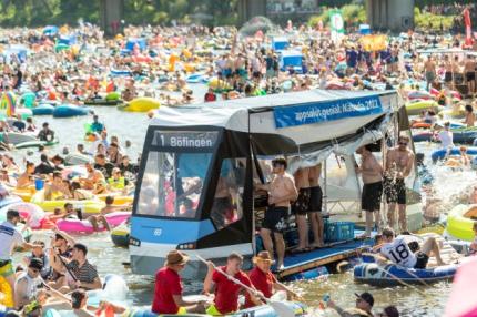 Viele Gruppen gestalten eigene Boote und Flöße.