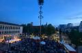 Blick bei Nacht auf den Neu-Ulmer Rathausplatz mit Livekonzert und Publikum