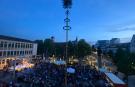 Blick bei Nacht auf den Neu-Ulmer Rathausplatz mit Livekonzert und Publikum