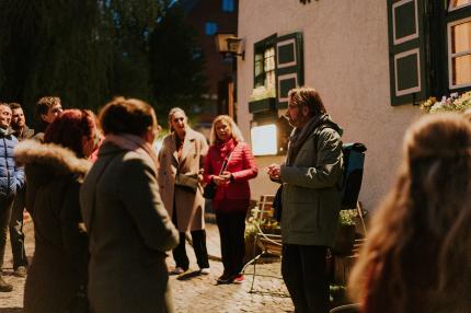 Gäste mit Gästeführer beim Abendbummel in der Ulmer Altstadt