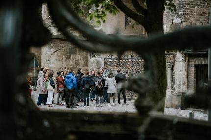 Gäste beim "Abendbummel" mit Gästeführer beim Ulmer Münster