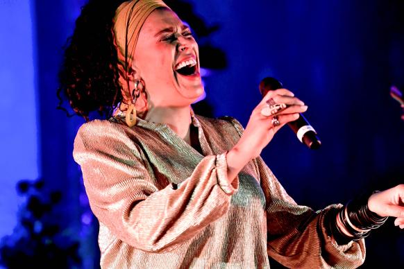 Gospelsängerin mit Mikrofon