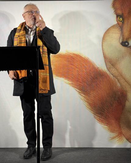 Darsteller vor Bild mit Fuchs