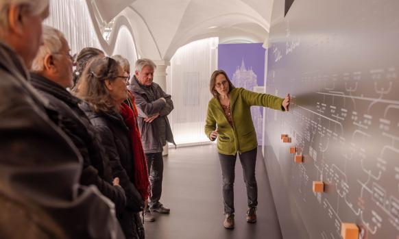 Gästeführerin in Ulmer Museum mit Gruppe
