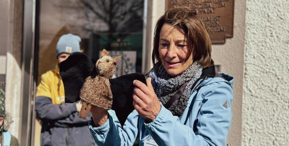 Gästeführerin mit Stoff-Fledermaus Lilli Langohr