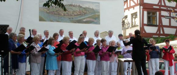 Ein Chor singt bei dem Serenadenkonzert