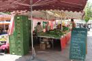 Obst- und Gem&uuml;sestand auf dem Wochenmarkt
