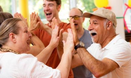 Hoho-Hahaha, unser Mantra: Unsere beliebte Klatschübung verbindet auch Menschen die sich nicht kennen auf wunderbar einfache Weise.