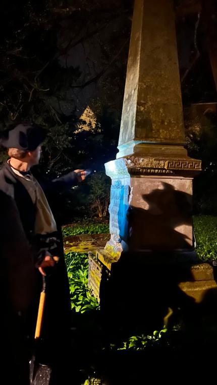 Führungsgruppe mit Gästeführer auf dem Alten Friedhof bei Nacht