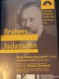 im Hintergrund Johannes Brahms