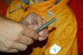 Orgelpfeife wird in der Hand gehalten