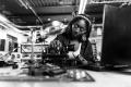 Frau im Makerspace