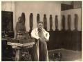 Ernst Barlach in seinem Atelier neben seiner Skulptur Mutter und Kind.