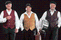 Drei Musiker mit Trommel und Koffer